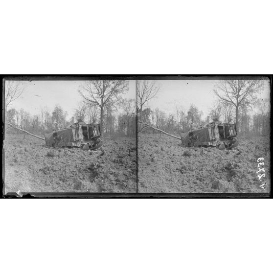 Grivesnes, Somme, tank français resté dans les lignes après notre attaque du 24 avril et repris par nos troupes le 9 mai 1918. [légende d'origine]