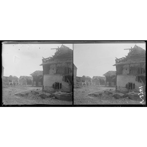 Grivesnes, Somme, une vue des communs et de la ferme du château. [légende d'origine]