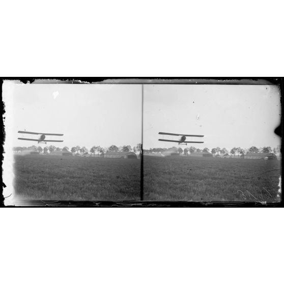 Près de Famechon, Somme, camp d'aviation. Un Salmson, type divisionnaire, prenant le départ. [légende d'origine]