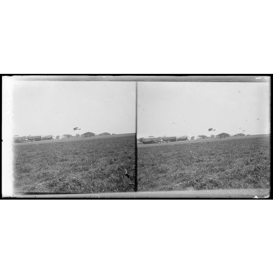 Près de Famechon, Somme, camp d'aviation. Salmson évoluant. [légende d'origine]