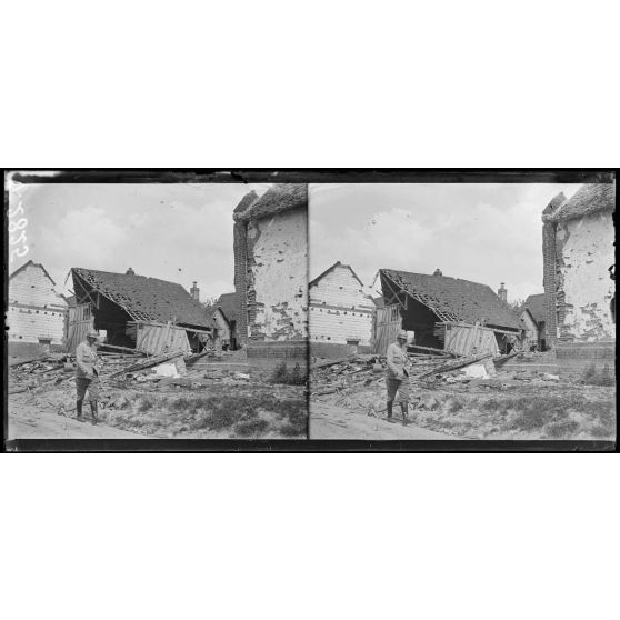 Remiencourt, Somme, maisons en ruines. [légende d'origine]