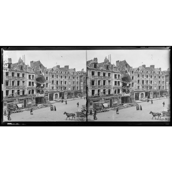 Abbeville, Somme, place Courbet, maison bombardée par avions. [légende d'origine]