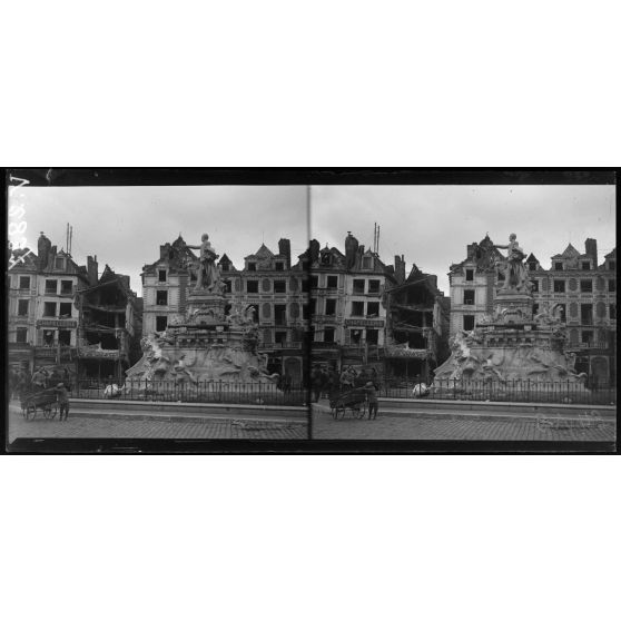 Abbeville, Somme, le monument de l'amiral Courbet atteint par des bombes d'avions. [légende d'origine]