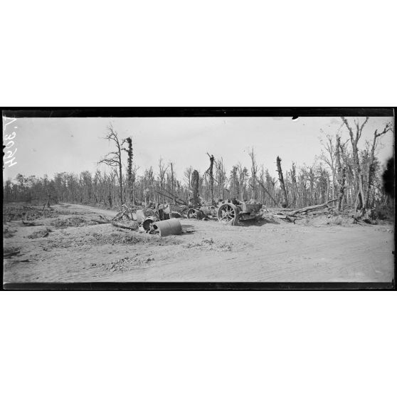 Route de Rollot, Somme, a Boulogne-la-Grasse. Le carrefour de la route Hainvillers (Oise), Anvillers (Somme). [légende d'origine]