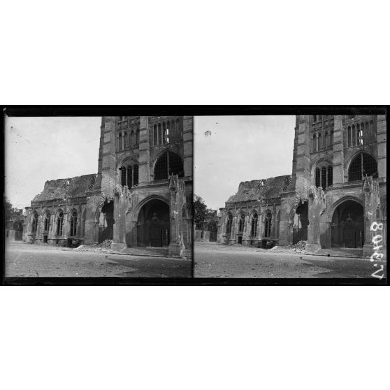 Noyon, Oise, la cathédrale vue extérieure. [légende d'origine]