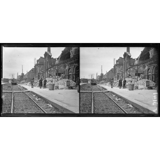 Amiens, Somme, la gare Saint-Roch. Les Italiens enlevant les décombres. [légende d'origine]