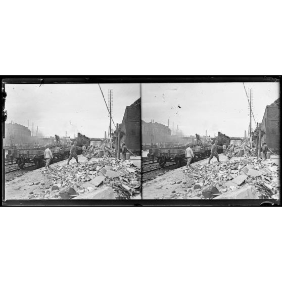 Amiens, Somme, la gare Saint-Roch. Les Italiens enlevant les décombres. [légende d'origine]