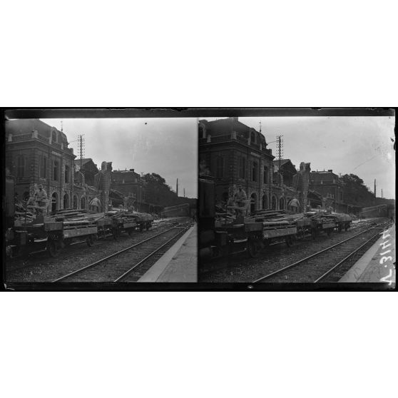 La gare Saint-Roch, Amiens, Italiens enlevant les décombres. [légende d'origine]