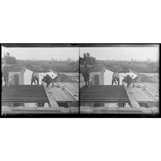 Tugny-et-Pont, Aisne, construction d'un pont sur le canal de Saint-Quentin. [légende d'origine]