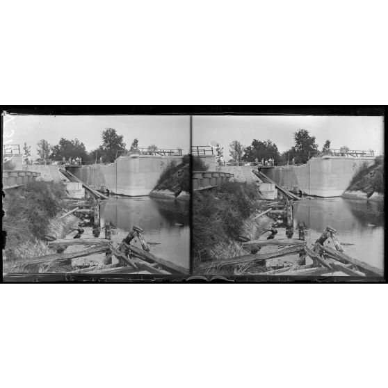 Tugny-et-Pont, Aisne, construction d'un pont sur le canal de Saint-Quentin. [légende d'origine]