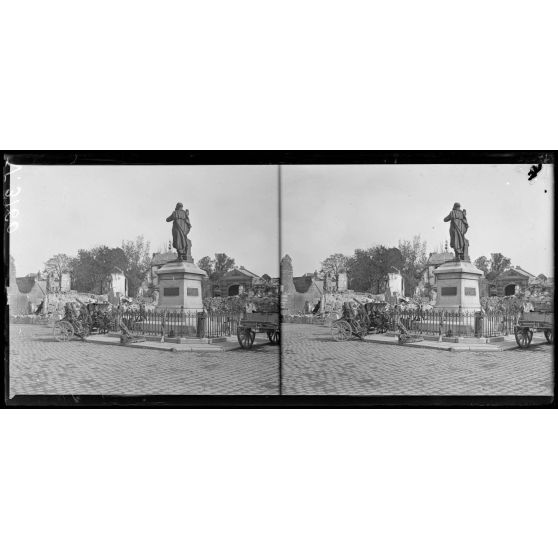 Roye, Somme, la statue. [légende d'origine]