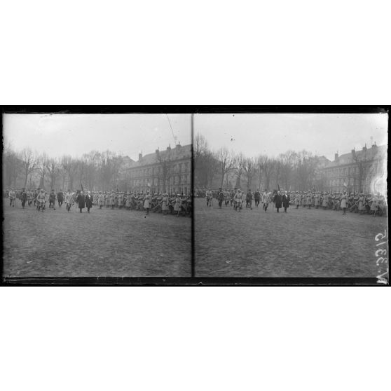 Metz, voyage de M. Poincaré. Remise des insignes du maréchalat au maréchal Pétain. M. Poincaré, le maréchal Pétain, le maréchal Joffre passant devant les troupes. [légende d'origine]