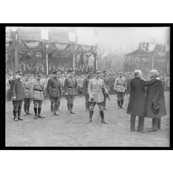 Metz, voyage de M. Poincaré. Remise des insignes du maréchalat au maréchal Pétain. Après la cérémonie, M. Poincaré embrasse M. Clemenceau. [légende d'origine]