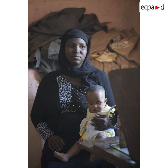 Portrait d'une mère et de son enfant au centre de formation Adaoula de Gao.