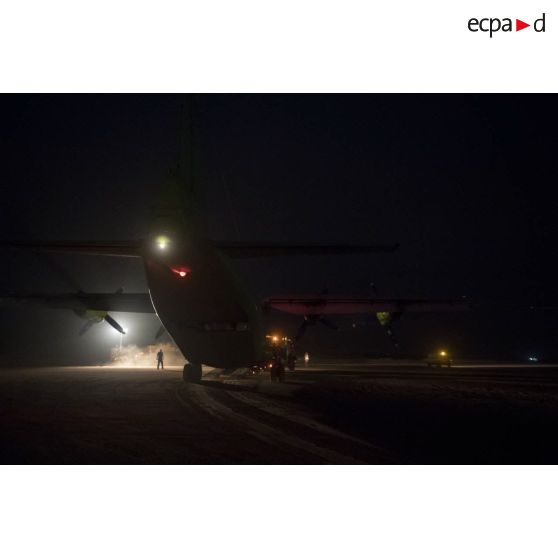 Remorquage d'un avion cargo Antonov An-12 lors d'un dépannage sur la piste de Gao.