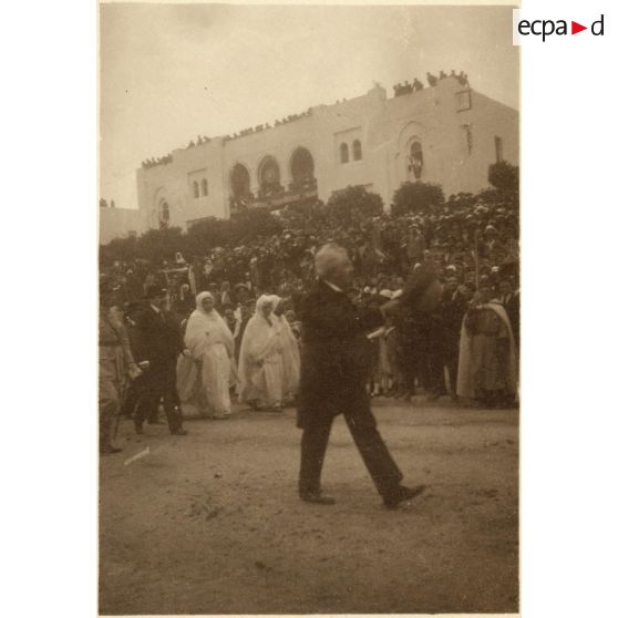 Boulevard El Alou. Millerand salue la foule. [légende d'origine]