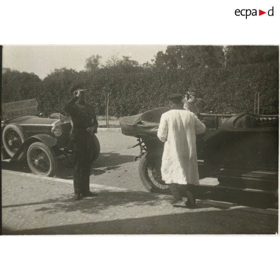 Mai 1925, le fils du roi des Belges à Rabat. Il va remonter en auto après avoir visité notre office. Derrière l'auto, Lyautey ? [légende d'origine]