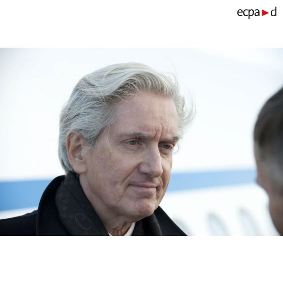 Portrait de François Gouyette, ambassadeur de France à Tripoli (Libye), devant l'avion Airbus A340 de l'escadron de transport 3/60 Esterel, lors de l'opération d'évacuation de ressortissants.