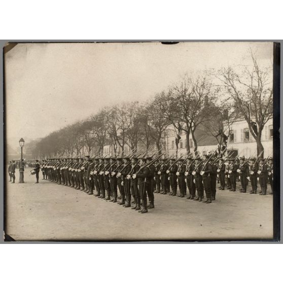 Marine - La revue des fusiliers marins sur la place d'un village. [légende d'origine]