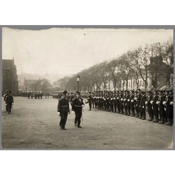 Marine - La revue des fusiliers marins sur la place d'un village (autre vue). [légende d'origine]