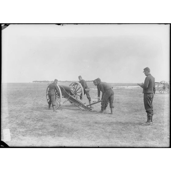 Artillerie - Manœuvres autour du canon. [légende d'origine]