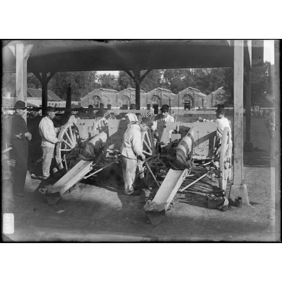 Artillerie - les servants nettoient les canons dans la caserne. [légende d'origine]