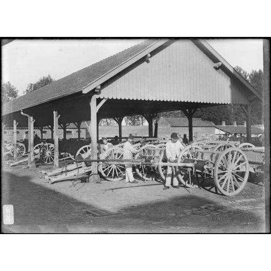 Artillerie - L'entretien de la batterie d'artillerie à la caserne. [légende d'origine]