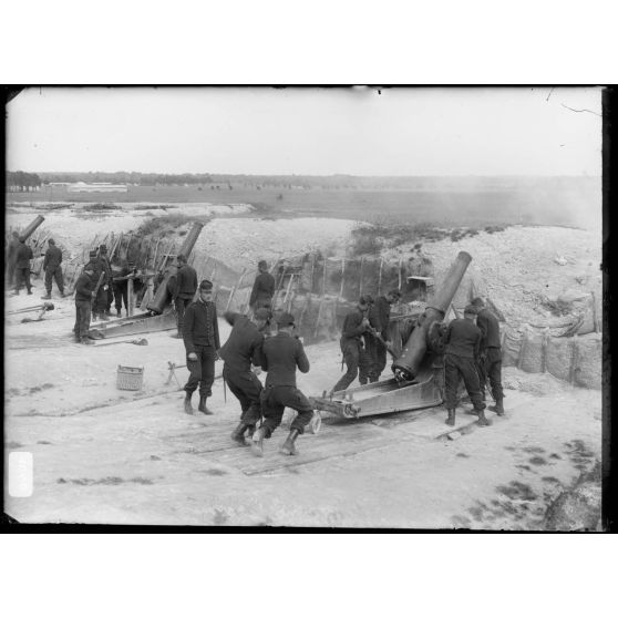 Artillerie - Les servants et les canons relevés dans le champ de manœuvres. [légende d'origine]