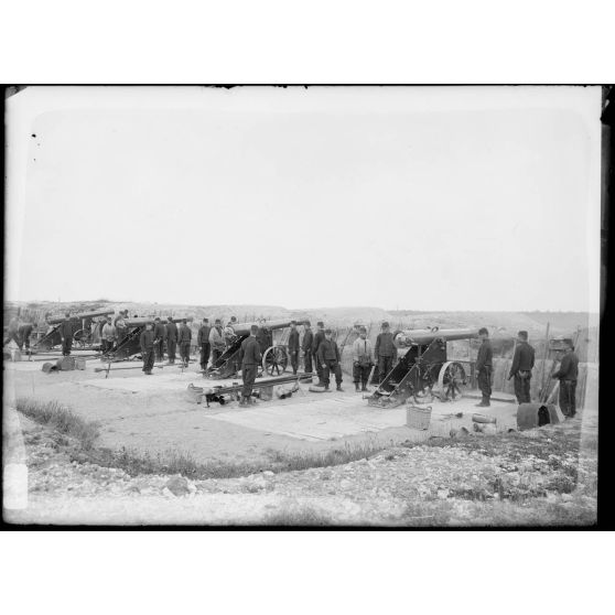 Artillerie - Manoeuvres au canon long. [légende d'origine]