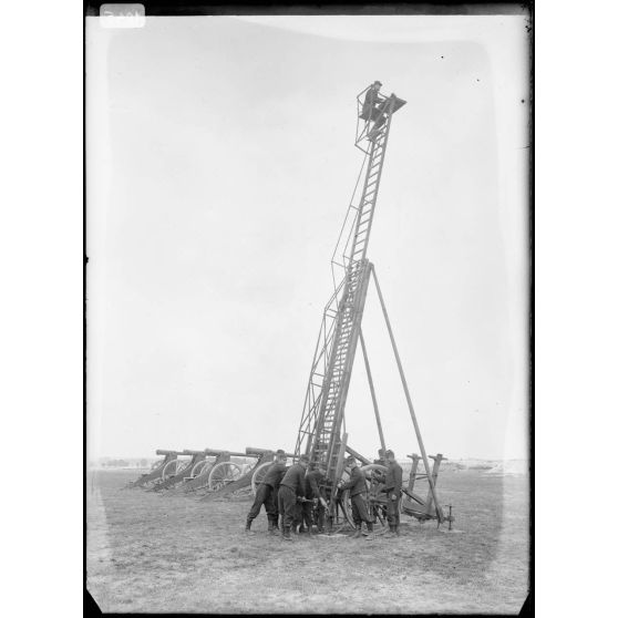 Artillerie - Les manœuvres, exercices en plein air, artilleur monté sur une grande échelle pour relever les positions. [légende d'origine]