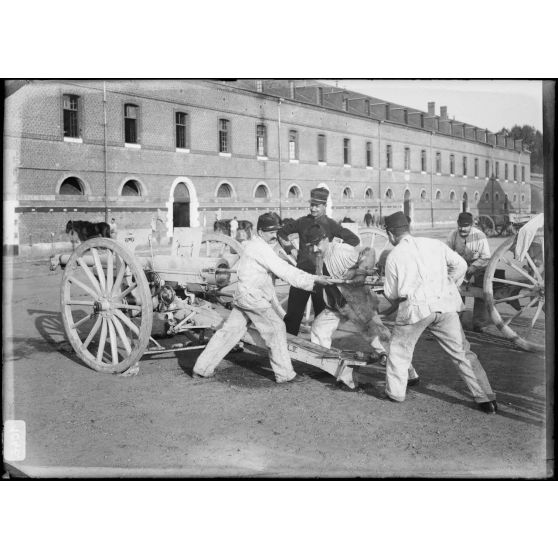 Artillerie - Nettoyage de l'âme du canon de 75 mm. [légende d'origine]