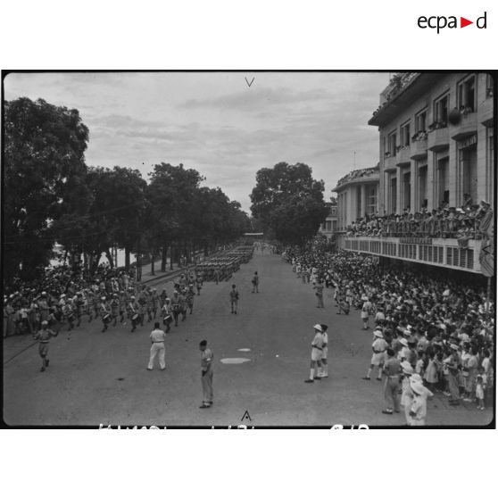 Défilé des troupes le 14 juillet 1951 à Hanoï.