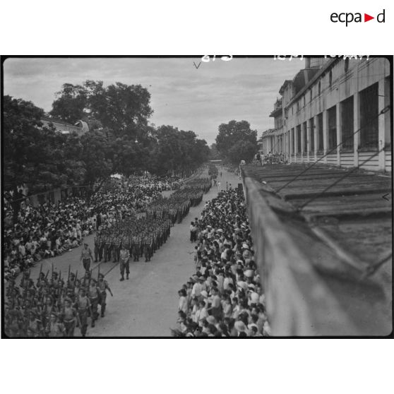 Les troupes du défilé du 14 juillet 1951 à Hanoï.