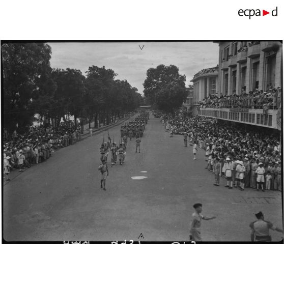 Les troupes du défilé du 14 juillet 1951 à Hanoï.