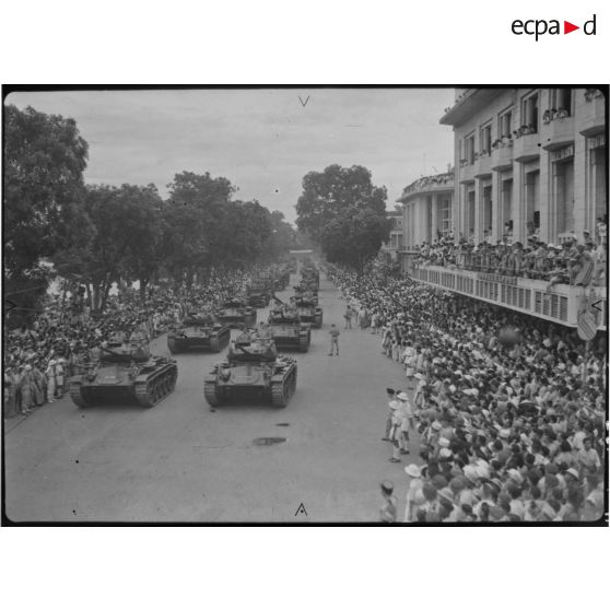 Défilé de chars M24 Chaffee le 14 juillet 1951 à Hanoï.