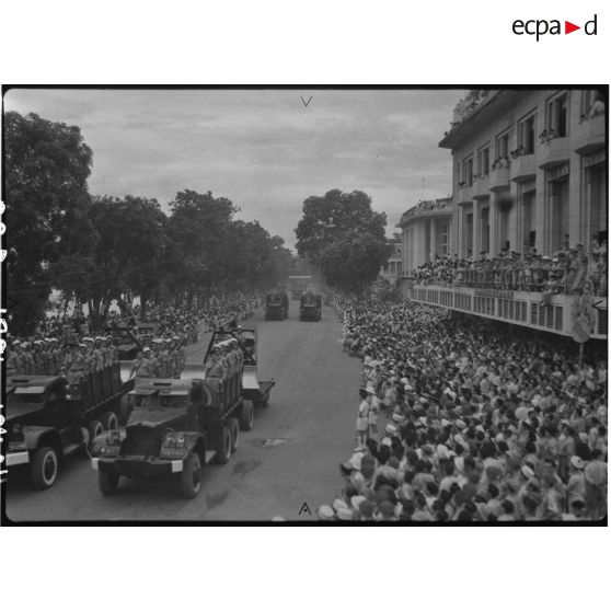 Défilé du 14 juillet 1951 à Hanoï.