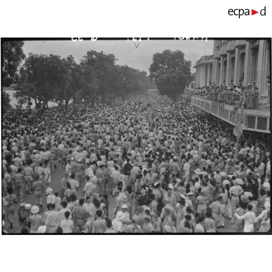 Foule venue assister au défilé du 14 juillet 1951 à Hanoï.