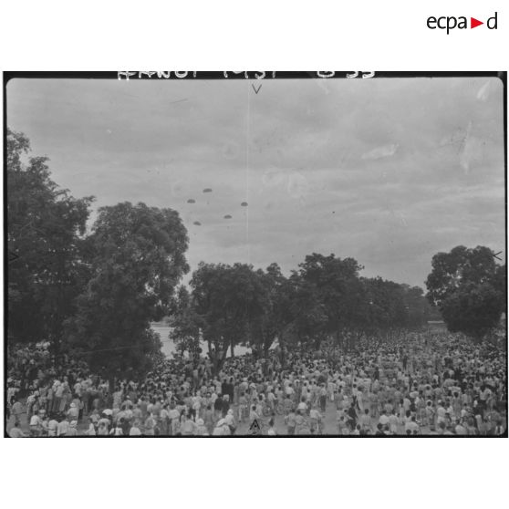 Foule assistant à un parachutage lors du 14 juillet 1951 à Hanoï.