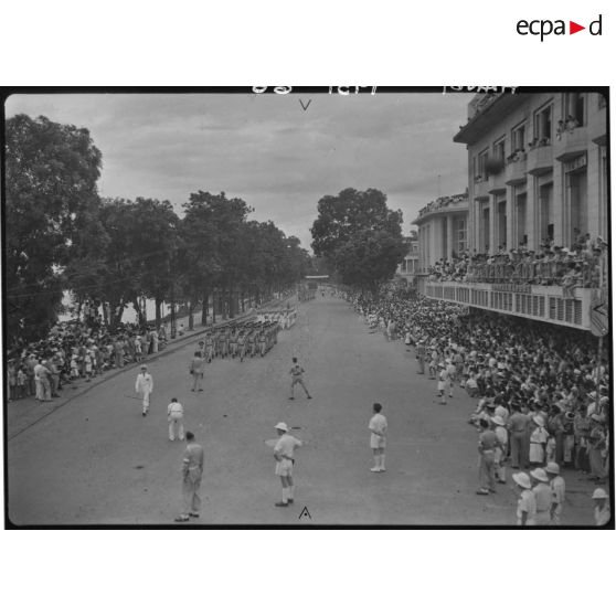 Défilé des troupes le 14 juillet 1951 à Hanoï.