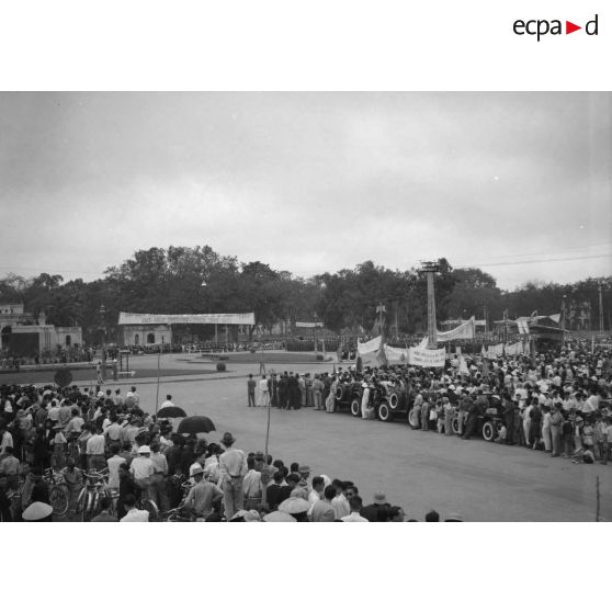 Foule participant à un meeting au jardin botanique d'Hanoï.