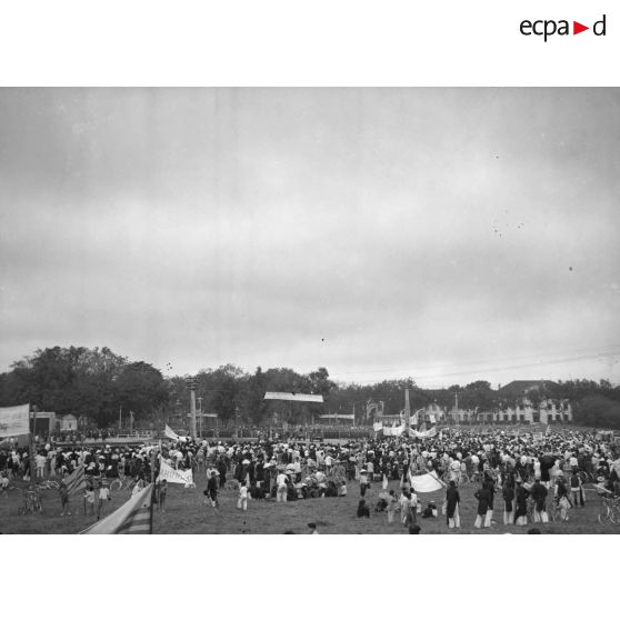 Foule participant à un meeting au jardin botanique d'Hanoï.