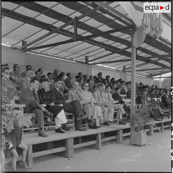 Tribune officielle lors d'un meeting au jardin botanique d'Hanoï.