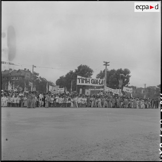 Foule de manifestants d'un meeting au jardin botanique d'Hanoï.