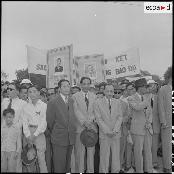 Hommes participant à un meeting au jardin botanique d'Hanoï.