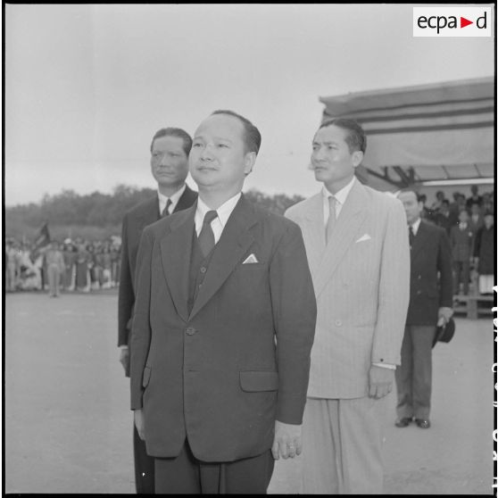 Personnalités civiles lors d'un meeting au jardin botanique d'Hanoï.