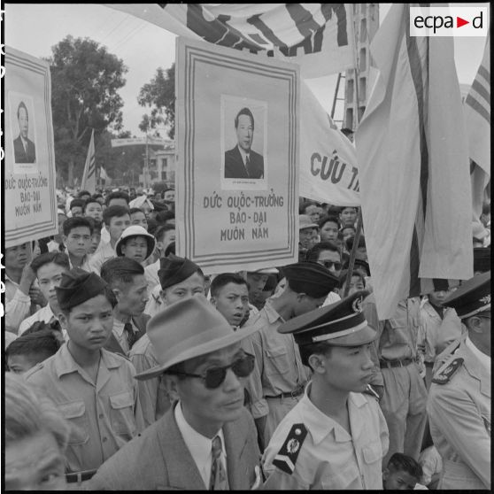 Hommes et femmes participant à un meeting au jardin botanique d'Hanoï.