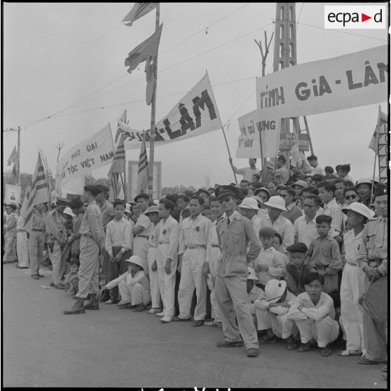 Hommes et femmes participant à un meeting au jardin botanique d'Hanoï.