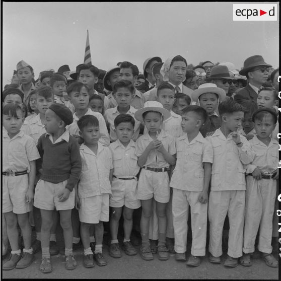 Enfants lors d'un meeting au jardin botanique d'Hanoï.