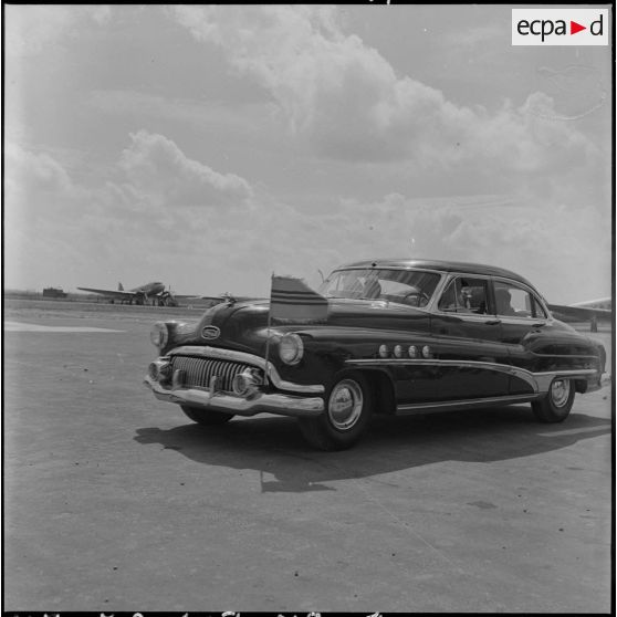 Véhicule officiel sur le tarmac, lors de l'arrivée à Hanoï de Pham Van Binh, nouveau gouverneur du Nord-Vietnam.