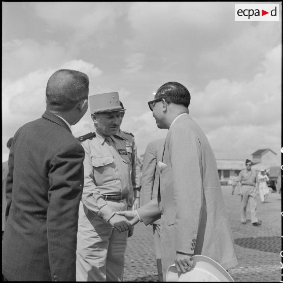 Le général de Berchoux et Pham Van Binh, nouveau gouverneur du Nord-Vietnam, à l'arrivée de ce dernier à Hanoï.